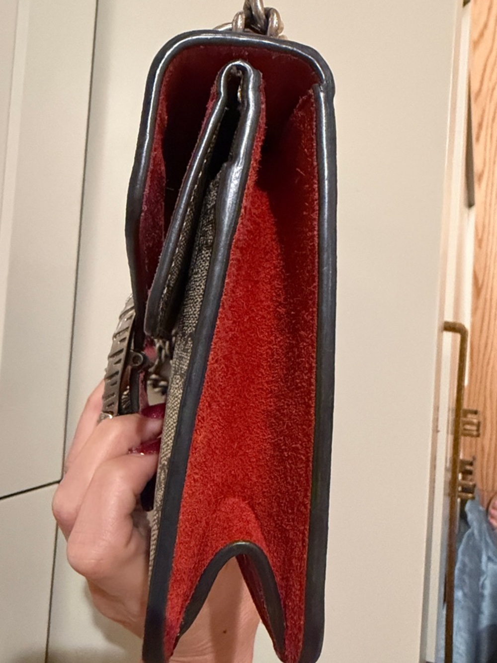 Gucci Beige GG Supreme Shoulder Bag with Red Accent - Picture 5 of 8